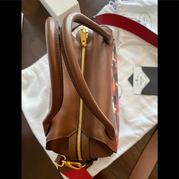 💥HOST PICK💥👜AUTHENTIC PRADA LEATHER HANDBAG 👜 - Picture 7 of 14